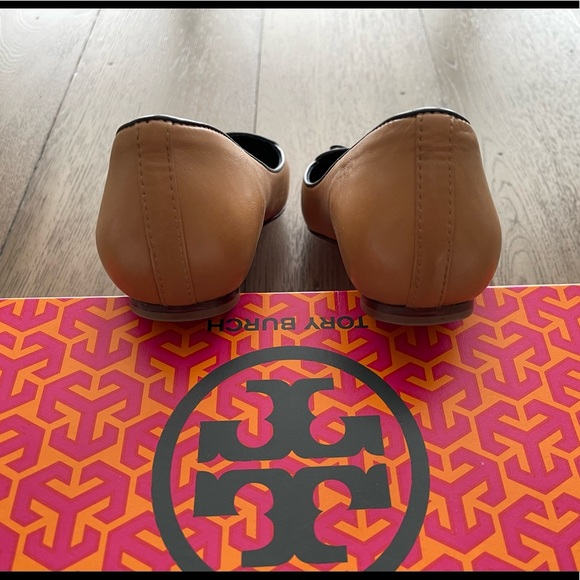 Tory Burch Dakota Loafer-Madison Leather, Sand/Bright Navy, Sz 9.5 - Picture 8 of 9